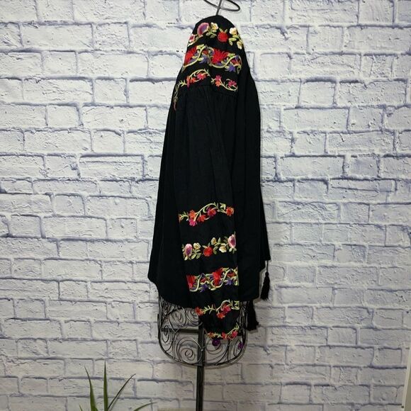 Velzera large embroidered floral top Nwt - Picture 12 of 13